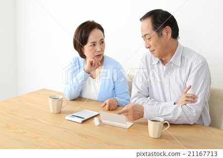 An old couple who worries about household budgets An old couple who worries about household budgets 21167713