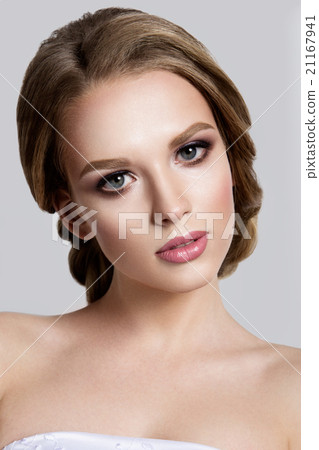 Beauty fashion model girl with bright makeup 21167941