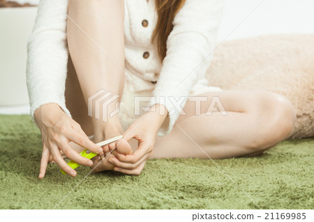 A young lady who takes care of the nail of the foot 21169985