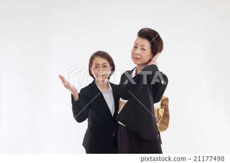 穿著正式和服的女人準備、穿衣服、穿衣服、手勢 穿著正式和服的女人準備、穿衣服、穿衣服、手勢 21177498