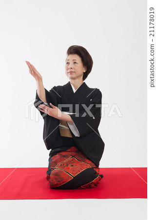 Woman in formal kimono sitting upright Gesture, hand, guidance, dressing, dressing, 21178019