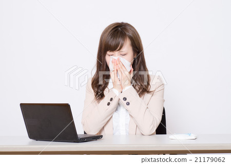 拿著與組織的婦女一個鼻子在他的辦公室 21179062