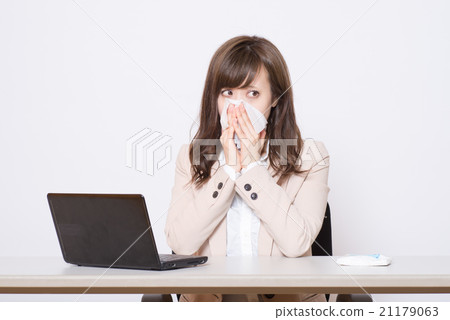拿著與組織的婦女一個鼻子在他的辦公室 21179063