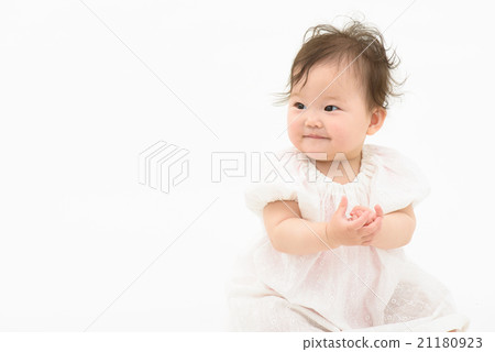 嬰兒的白色背影坐在蕾絲的衣服 21180923