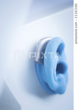 Hearing aid on prosthetic ear 21181500