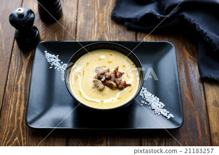 Pumpkin vegetable cream soup 21183257