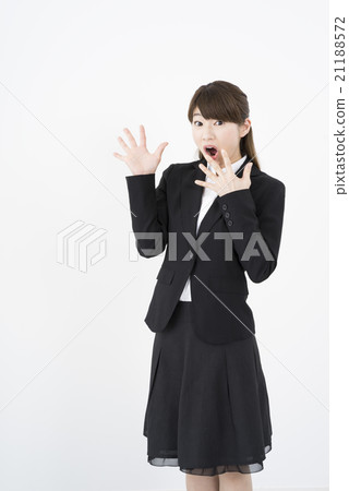 在一套西裝驚訝的臉是一個美妙的女士“前面”驚訝驚訝張開嘴不妨礙垂直垂直 在一套西裝驚訝的臉是一個美妙的女士“前面”驚訝驚訝張開嘴不妨礙垂直垂直 21188572