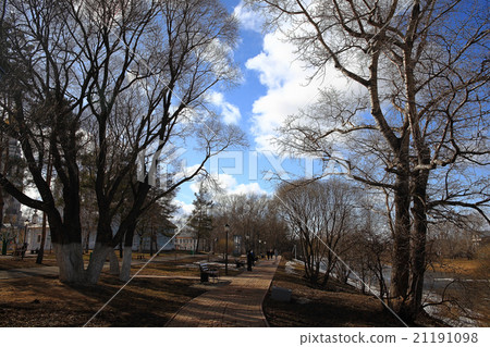 early spring snow melts in the park landscape early spring snow melts in the park landscape 21191098