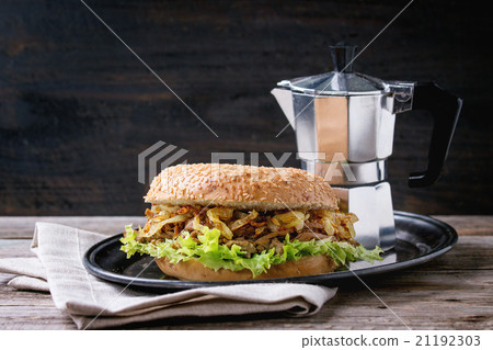 Bagel with stew and fried onion Bagel with stew and fried onion 21192303