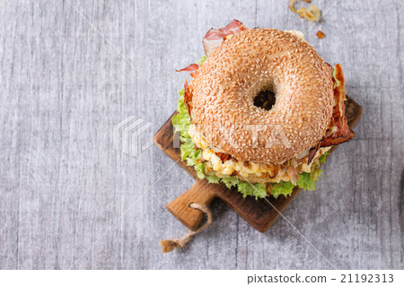 Bagel with stew and fried onion Bagel with stew and fried onion 21192313