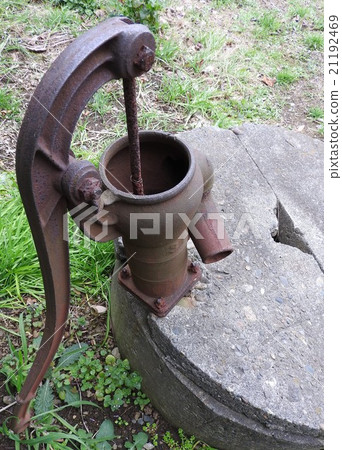 From the Taisho era to the families kitchen and backyard widely popular, old-fashioned well hand pumps for wells. 21192469