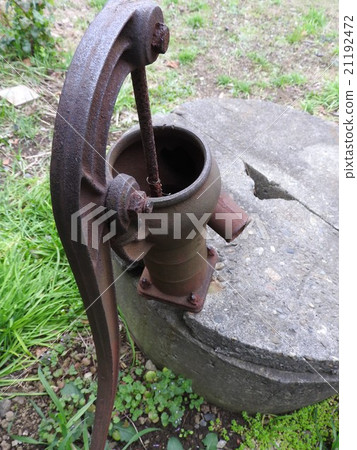 從大正時代到家庭廚房和後院廣受歡迎，老式井井泵。 21192472
