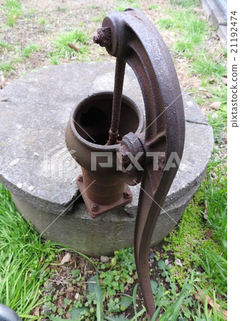 從大正時代到家庭廚房和後院廣受歡迎，老式井井泵。 21192474