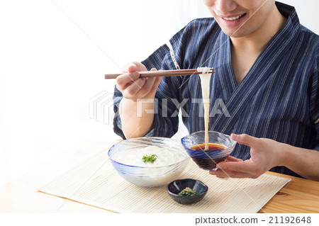 A man eating somen 21192648
