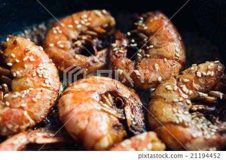 圖庫照片: shrimp fried with garlic and sesame seeds