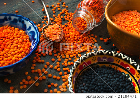 Black and red lentil in the ceramic dishes Black and red lentil in the ceramic dishes 21194471