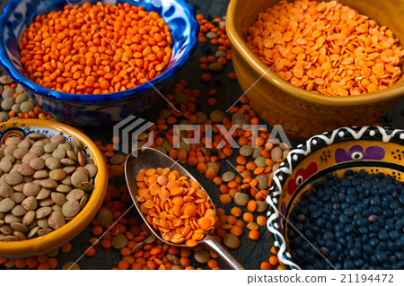 Black and red lentil in the ceramic dishes Black and red lentil in the ceramic dishes 21194472