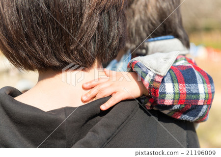 Hugging mother and toddler Hugging mother and toddler 21196009
