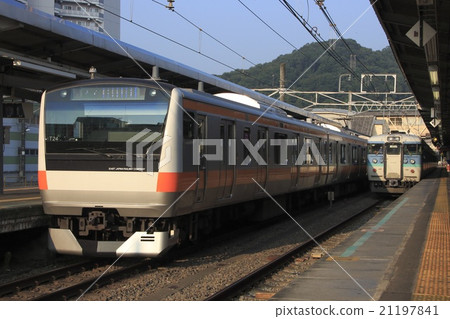 中央快速線E233系、中央幹線115系在高尾站停靠的列車 中央快速線E233系、中央幹線115系在高尾站停靠的列車 21197841