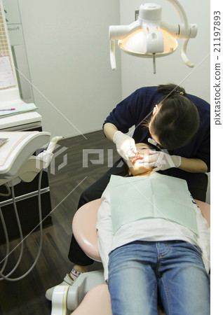 Dentist and child (brush) Dentist and child (brush) 21197893