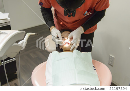 Dentist and child (treatment) Dentist and child (treatment) 21197894