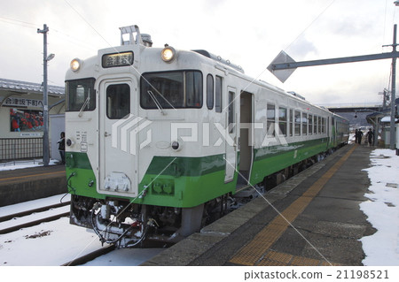 Kiha 40 on the Tadami Line at Aizu Sakashita Station in winter 21198521