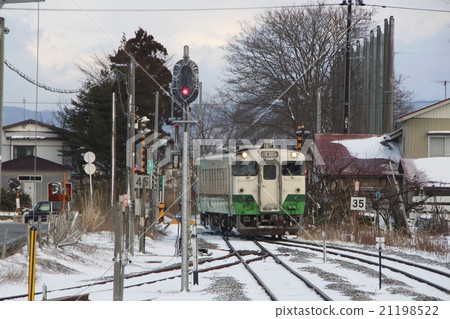 Kiha 40 on the Tadami Line arriving at Aizu Sakashita Station in winter 21198522