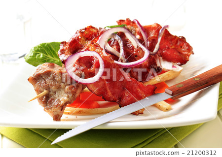 Grilled meat on skewer and crispy bacon 21200312