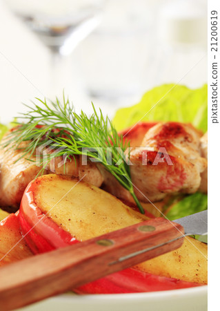 Chicken skewer and baked apple 21200619