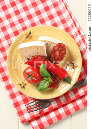 Cheese and dry sausage 21200620