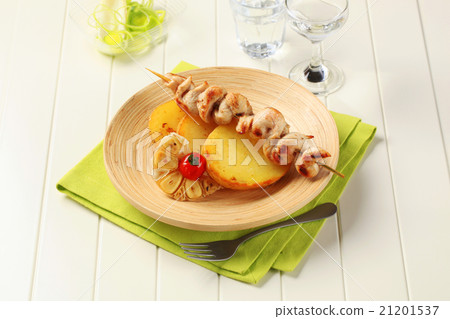 Chicken kebab and roasted potatoes 21201537