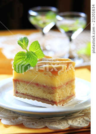 Liquor soaked cake 21201634