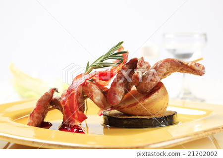 Meat skewer and crispy bacon strip Meat skewer and crispy bacon strip 21202002