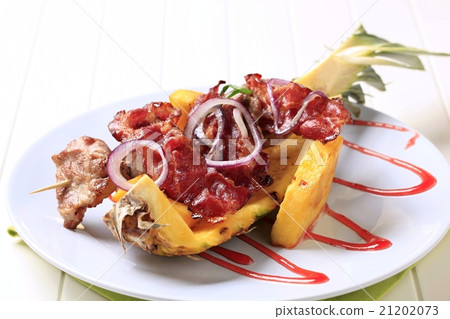 Meat skewers and crispy bacon strips 21202073
