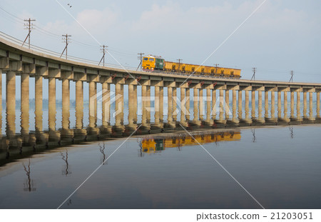 Train on the railway bridge 21203051