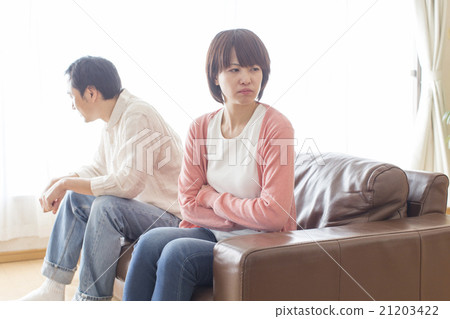 Male and female fights 21203422