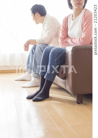 Male and female fights 21203423