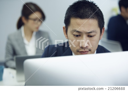 使用個人計算機的商人 使用個人計算機的商人 21206688