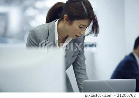 一個女人坐著 一個女人坐著 21206768