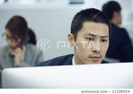 使用個人計算機的商人 21206954