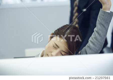 放鬆的女商人 21207081