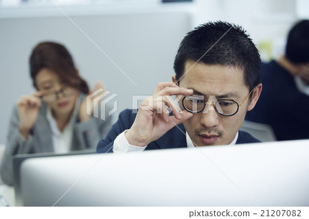 使用個人計算機的商人 21207082