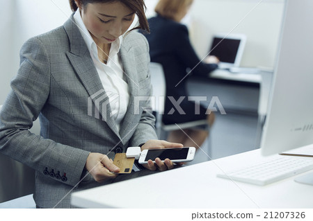 利用FinTech的女商人 利用FinTech的女商人 21207326