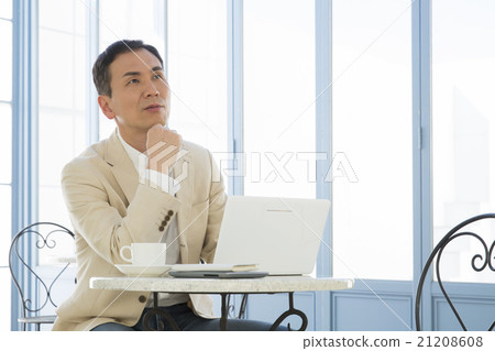 在咖啡館使用個人電腦的男人 在咖啡館使用個人電腦的男人 21208608