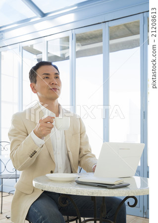 在咖啡館使用個人電腦的男人 在咖啡館使用個人電腦的男人 21208613