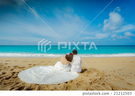新娘和新郎坐在沙灘上和擁抱 21212503