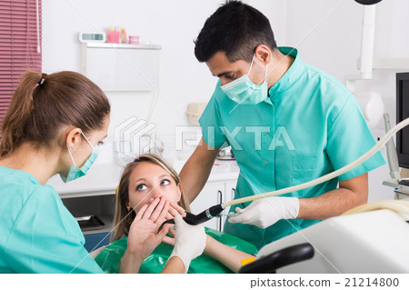 Dentist and scared patient 21214800