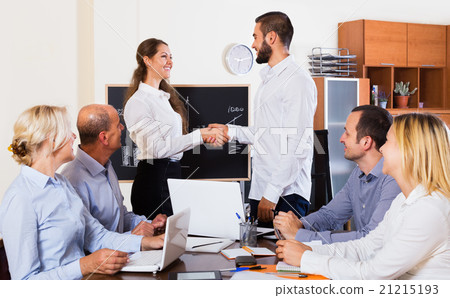 Colleagues discussing price development 21215193