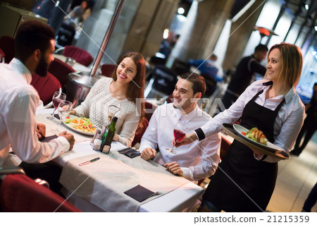 Happy friends in outdoors restauran 21215359