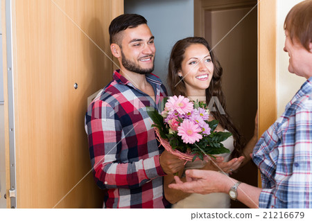 Couple came to mother with flowers 21216679